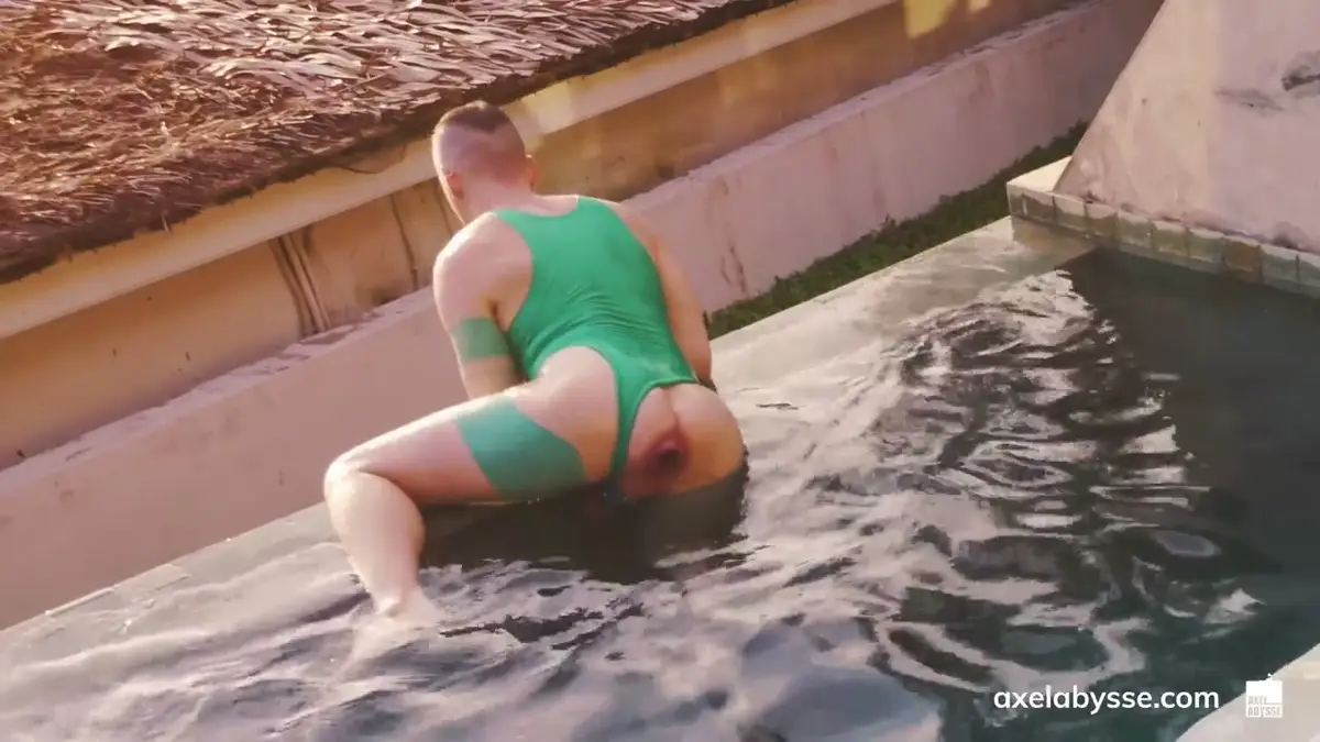 Axel’s Underwater Fisting: A Solo Poolside Orgy!